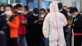 Kontrola covid pasů v Šanghaji.