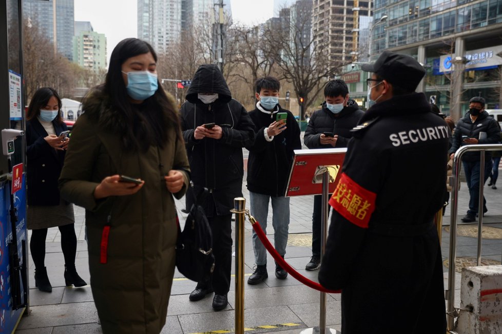 Peking: Do obchoďáku bez covid pasu nesmíte.