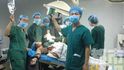 Obrovskou vlnu kritiku vyvolaly fotografie, které se objevily na čínských serverech - jsou na nich lékaři, kteří si v nemocnici v Sianu dělali selfie přímo u operačního stolu, na kterém leželi pacienti.