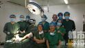 Obrovskou vlnu kritiku vyvolaly fotografie, které se objevily na čínských serverech - jsou na nich lékaři, kteří si v nemocnici v Sianu dělali selfie přímo u operačního stolu, na kterém leželi pacienti.