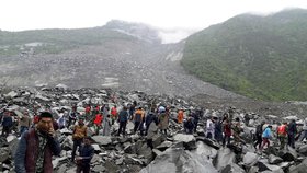 Sesuv půdy na jihozápadě Číny pohřbil vesnici i více než 140 lidí.