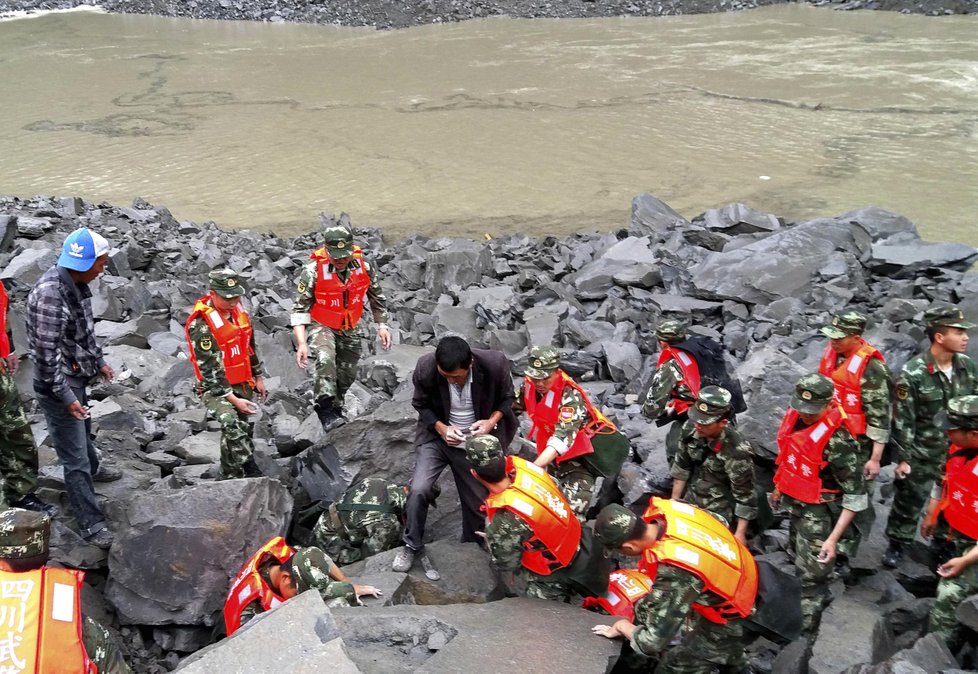 Sesuv půdy na jihozápadě Číny pohřbil vesnici i více než 140 lidí