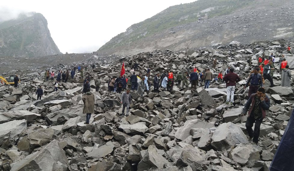 Sesuv půdy na jihozápadě Číny pohřbil vesnici i více než 140 lidí.