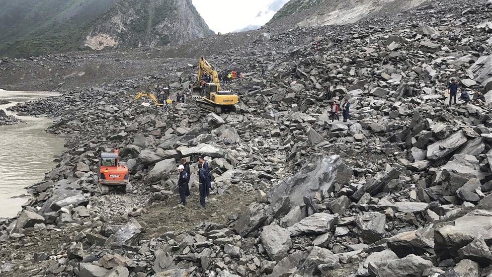 Sesuv půdy na jihozápadě Číny pohřbil vesnici i více než 140 lidí.