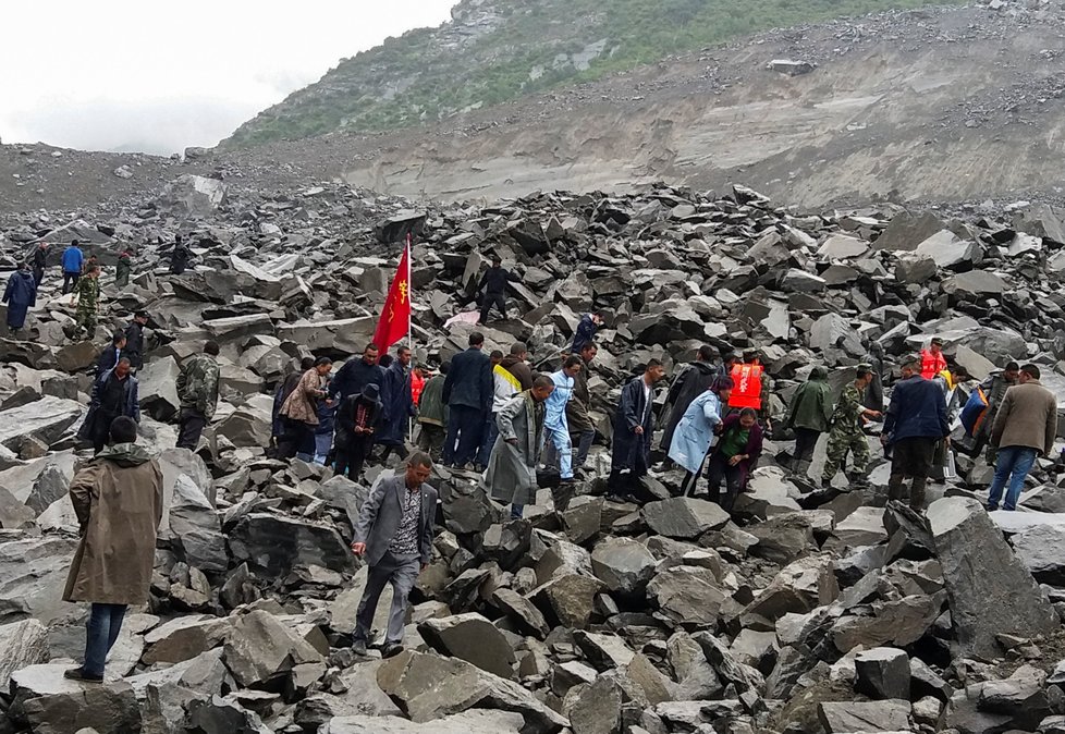 Sesuv půdy na jihozápadě Číny pohřbil vesnici i více než 140 lidí.