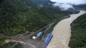 V Číně se sesunula půda u elektrárny: Nejméně 10 lidí zemřelo, 31 se pohřešuje