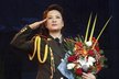 Nová první dáma Číny se v minulosti jako populární zpěvačka ukázala čas od času v uniformě, jak se v komunistické zemi sluší a patří