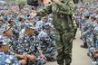 Pcheng Li-Juan v roce 2008 zpívá čínským vojákům