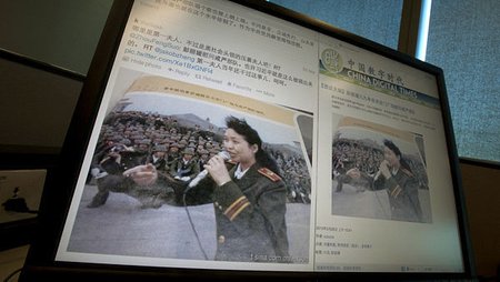 Současná čínská první dáma v roce 1989, kdy zazpívala vojákům po masakru na Náměstí nebeského klidu