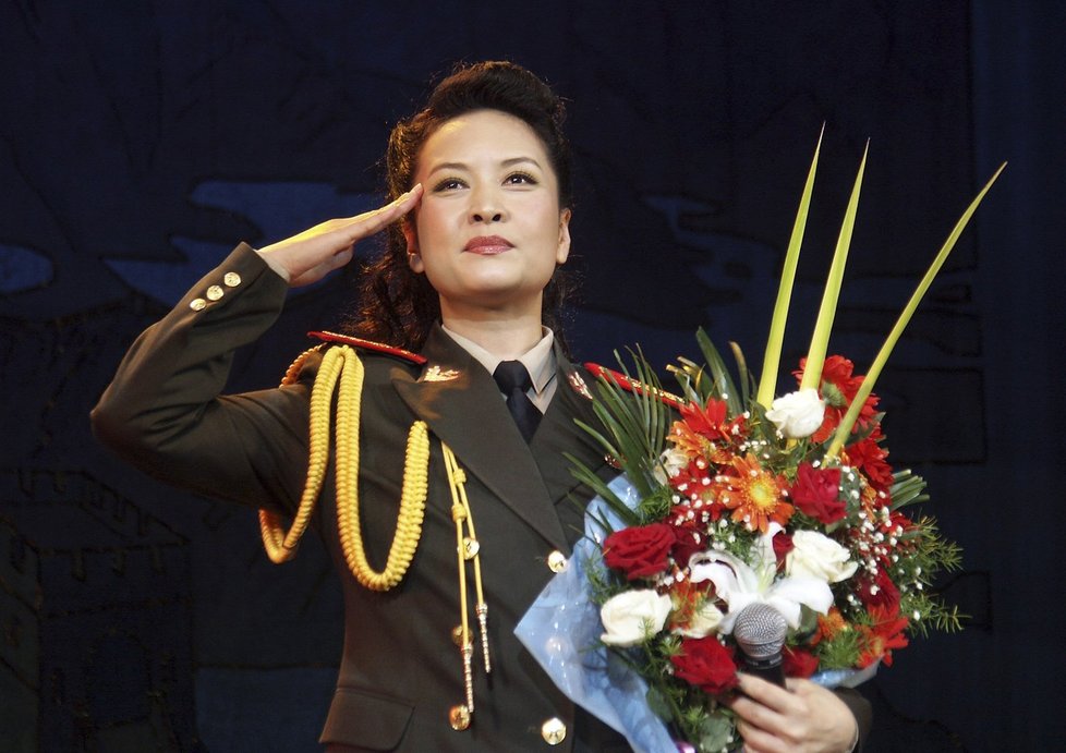 Nová první dáma Číny se v minulosti jako populární zpěvačka ukázala čas od času v uniformě, jak se v komunistické zemi sluší a patří