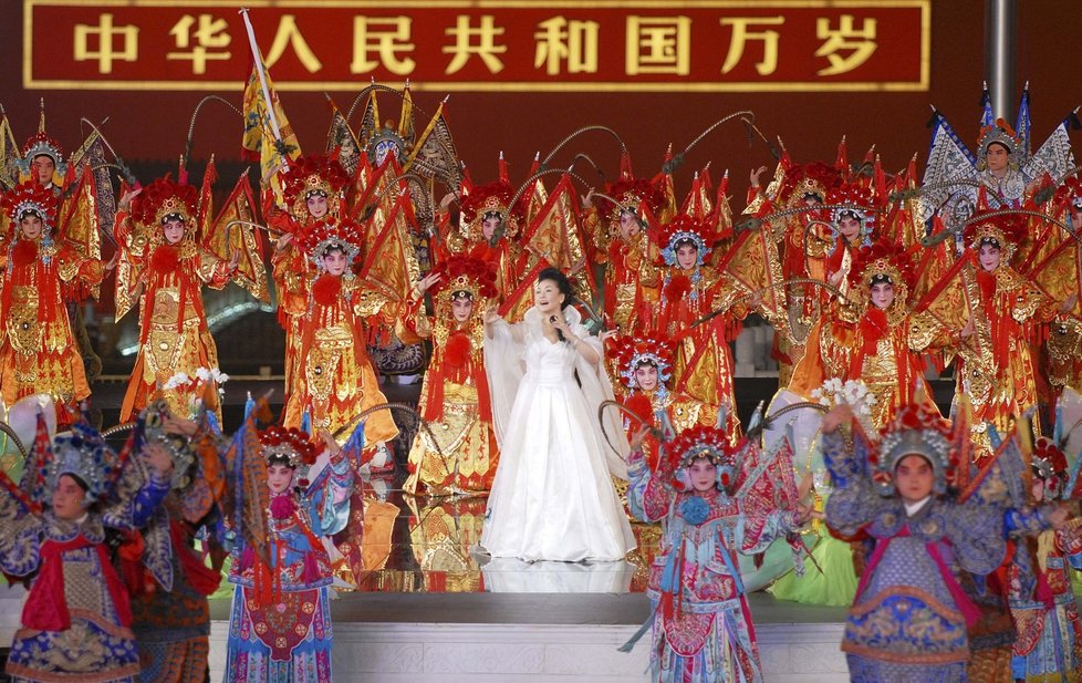 Současná první dáma Číny Pcheng Li-Juan si zazpívala i na ceremoniálu při olympiádě v pekingu