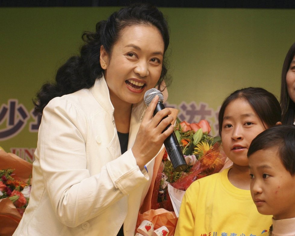 Současná čísnká první dáma Pcheng Li-Juan je oblíbenou zpěvačkou (snímek z roku 2006)