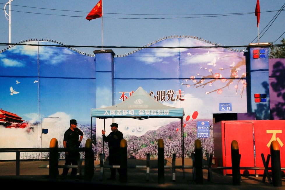 Co se skrývá za malebnými branami tábora v Sin-ťiangu?