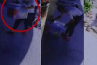 Šokující: Kamera zachytila muže, jak odkládá novorozeného syna a utíká pryč