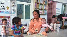 Li Jen-sia se svými dětmi, které adoptovala.