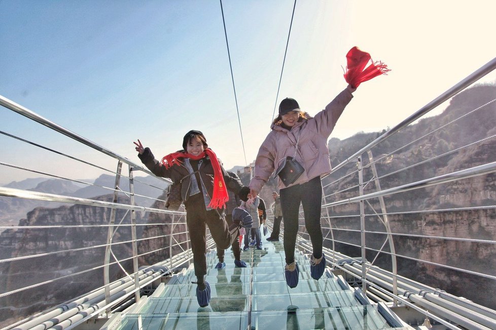 V čínské provincii Che-pej otevřeli nejdelší skleněný most na světě.