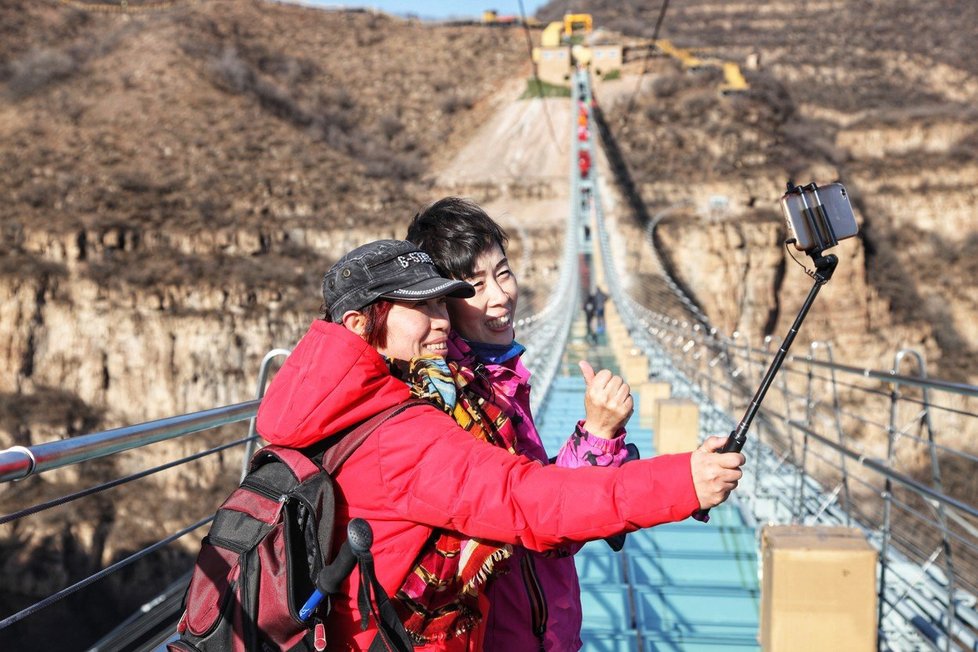 V čínské provincii Che-pej otevřeli nejdelší skleněný most na světě.