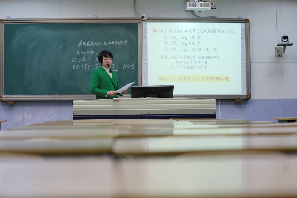 V Číně se studenti vrací do škol - a to prostřednictvím moderních technologií