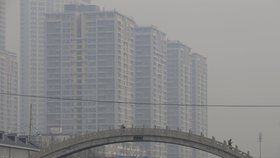 Čínu zahalila další vlna smogu, školáci v Pekingu nesmějí ven.