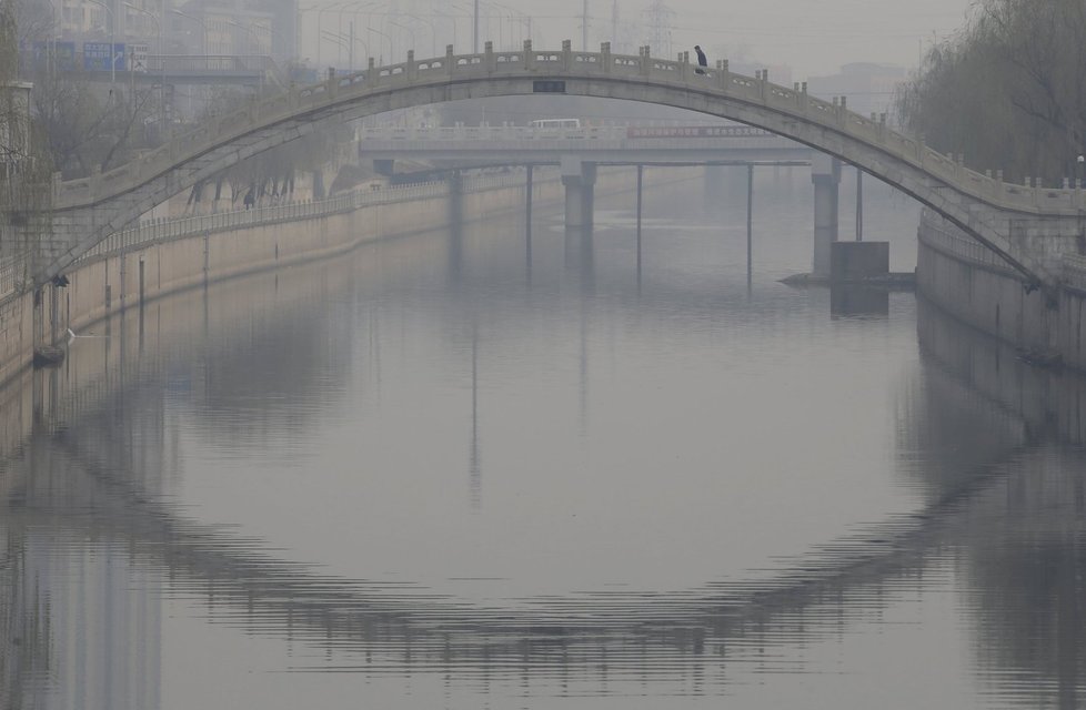 Čínu zahalila další vlna smogu, školáci v Pekingu nesmějí ven.