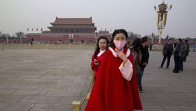 Kvůli smogu 2100 továren v Pekingu zastavilo či omezilo provoz.