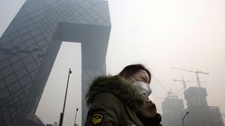 Čína vynaloží miliardy dolarů kvůli znečištěnému ovzduší, nejspíš si tím ale zpomalí růst HDP