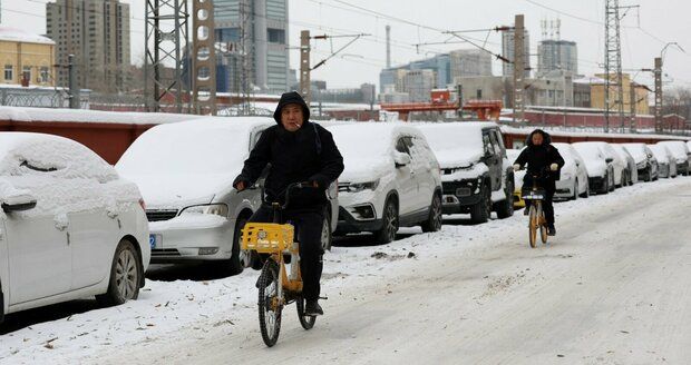 Sněhová kalamita v Pekingu: Přes 100 zraněných po nehodě vlaku, neubrzdil na kluzké trati
