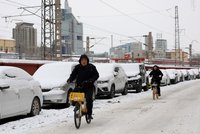 Sněhová kalamita v Pekingu: Přes 100 zraněných po nehodě vlaku, neubrzdil na kluzké trati