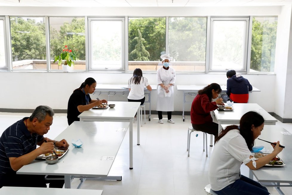 Koronavirus v Číně: Zaměstnanci znovuotevřených továren musí dodržovat sociální distanc. Mají i vyhrazená místa na obědě (14.5.2020)