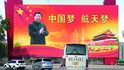 Čínský prezident Si Ťin-pching je veliký, převeliký. Nejenom na&nbsp;billboardu.