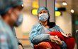 Čína v kleštích koronaviru: Lidé se ani nehnou bez roušky. Někteří se nebojí popadnout i pláštěnku, brýle a sluchátka