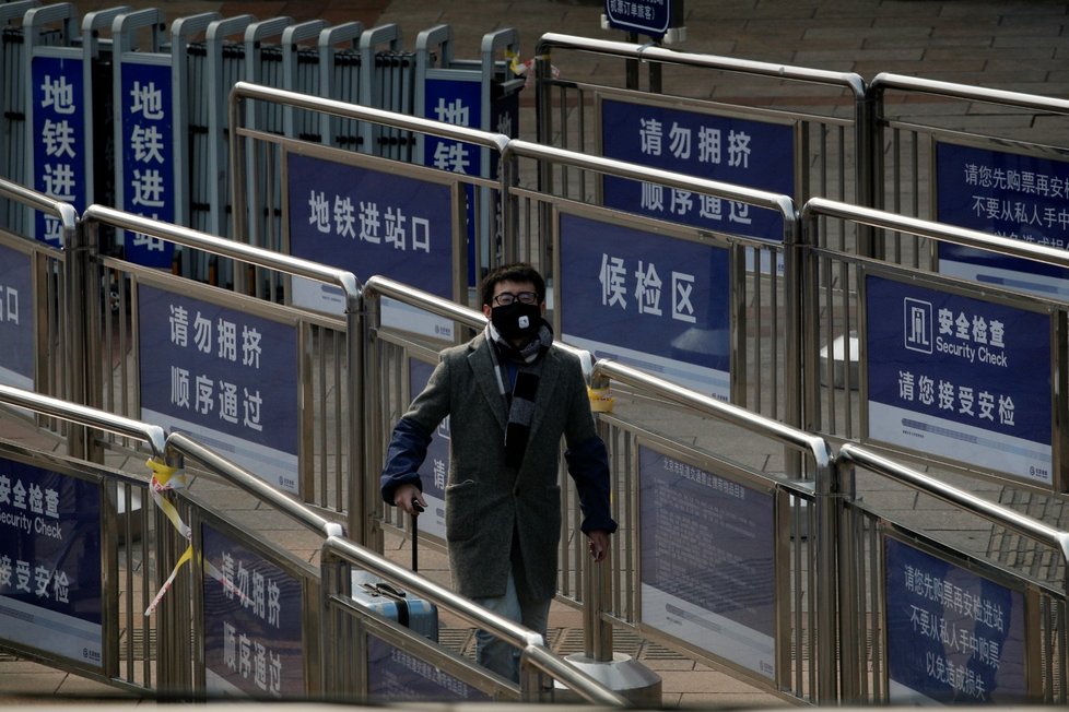 Čína v kleštích koronaviru: Lidé se ani nehnou bez roušky. Někteří se nebojí popadnout i pláštěnku, brýle a sluchátka