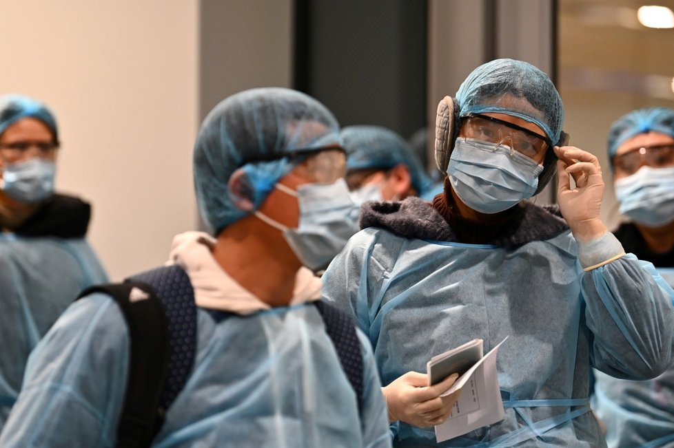 Čína v kleštích koronaviru: Lidé se ani nehnou bez roušky. Někteří se nebojí popadnout i pláštěnku, brýle a sluchátka.