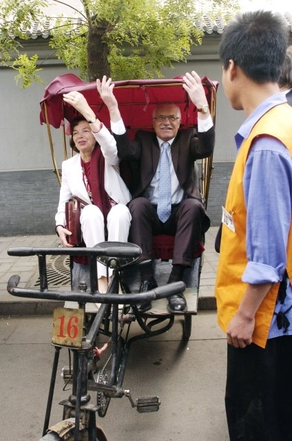 Václav Klaus a Livia Klausová v Číně zakusili i jízdu rikšou