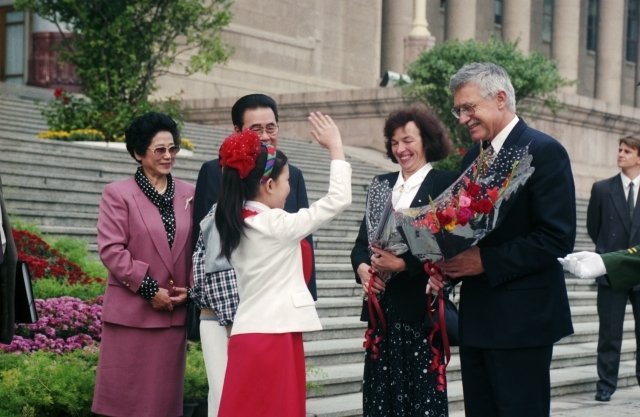 Václava Klause s manželkou Livií vítají v Pekingu. Rok 1994