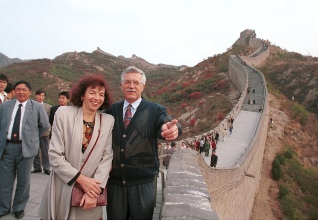 Václav Klaus vyrazil poprvé do Číny v roce 1994 ještě jako premiér. Doprovázela ho i manželka Livie