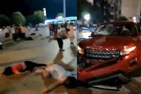 Řidič v SUV najel do davu a nejméně devět lidí zabil. Dalších 40 je zraněných