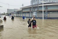 K Šanghaji se řítí silný tajfun. Čína ruší lety, zavírá školy a evakuuje tisíce turistů