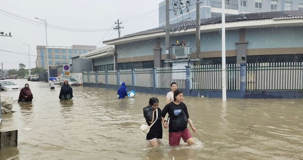 Úder tajfunu: Záplavy, evakuace, vichr a výpadky proudu. Šanghaj ruší lety