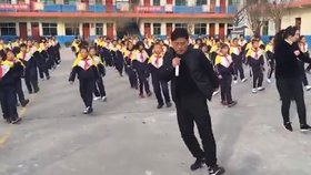 Čínský učitel se svými tančícími žáky uchvátil internet.