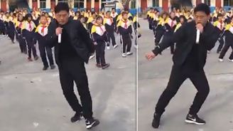 Čínský učitel se svými tančícími žáky uchvátil internet. 700 dětí se tanec naučilo o přestávkách