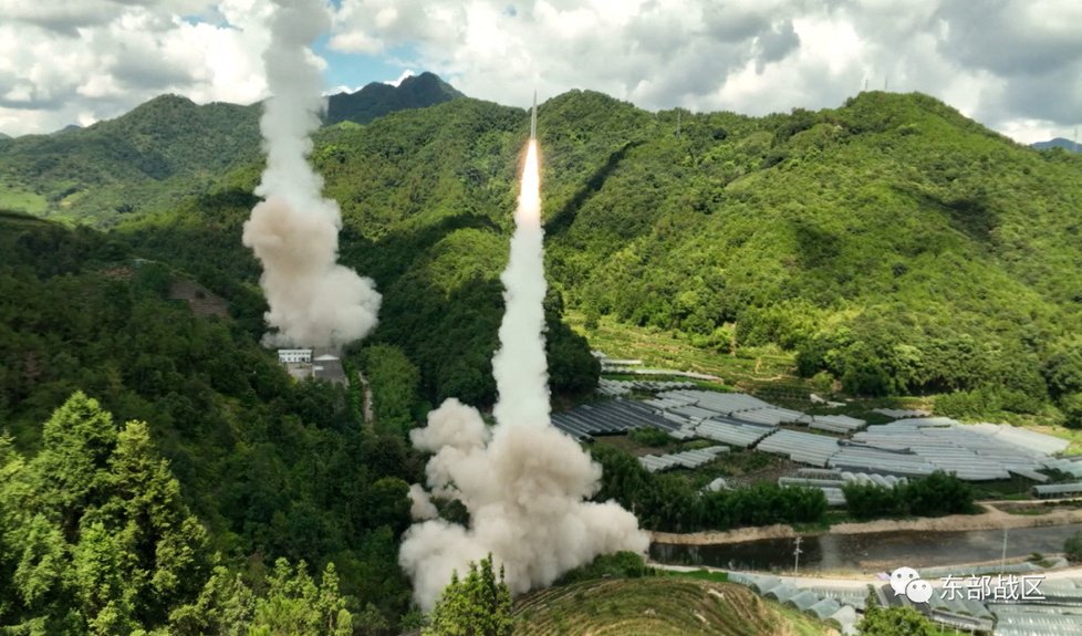 Čína cvičila v mořích u Japonska a Tchaj-wanu ostrými střelami (4.8.2022).