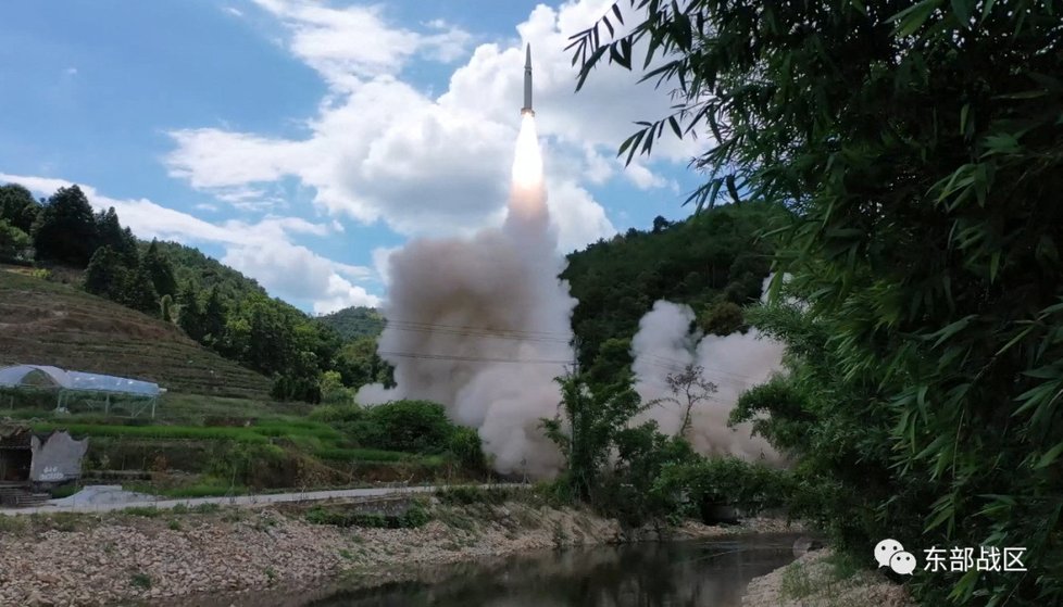 Čína cvičila v mořích u Japonska a Tchaj-wanu ostrými střelami (4.8.2022).