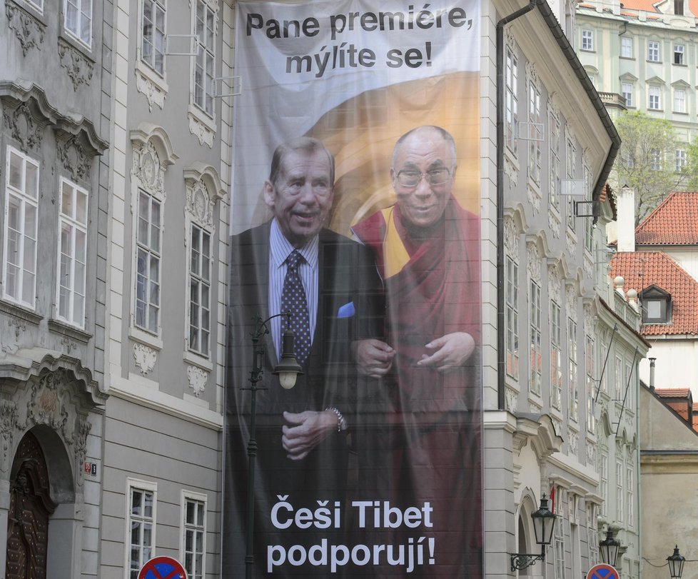 Plakát s Václavem Havlem a tibetským dalajlamou na podporu samostatnosti Tibetu ve Sněmovní ulici v Praze z konce dubna 2014: S oficiálním stanoviskem české vlády nesouhlasil