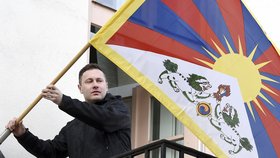 Správce budov Městského úřadu Nový Jičín Radek Kudělka vyvěsil 10. března na radnici tibetskou vlajku