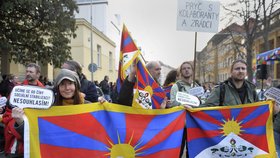 Společnost Amnesty International ČR uspořádala 10. března při příležitosti Světového dne Tibetu happening před čínským velvyslanectvím v Praze.