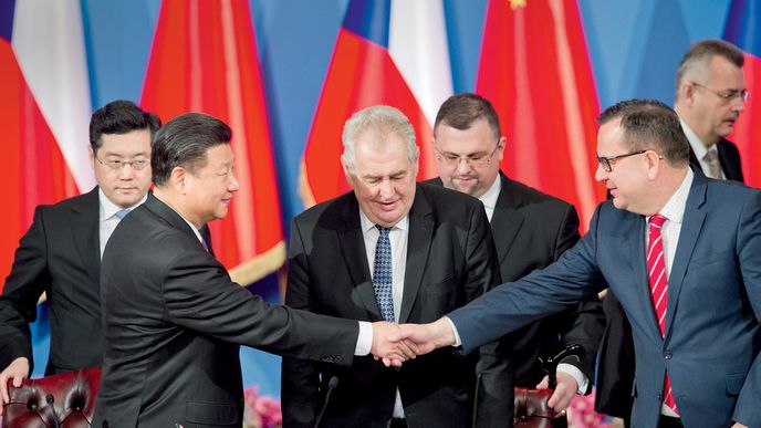 Miloš Zeman během návštěvy čínského prezidenta Si Ťin-pchinga (zcela vpravo Jaroslav Tvrdík).