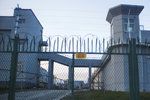 Brána jednoho z internačních táborů v Sin-ťiangu