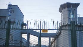 Brána jednoho z internačních táborů v Sin-ťiangu.