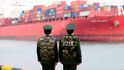 Čínští vojáci sledují odplouvání obchodní lodi.